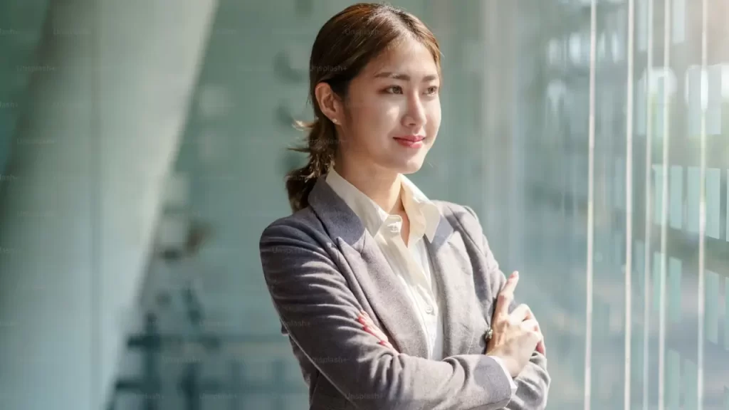 Empreendedora confiante no sucesso do negócio.