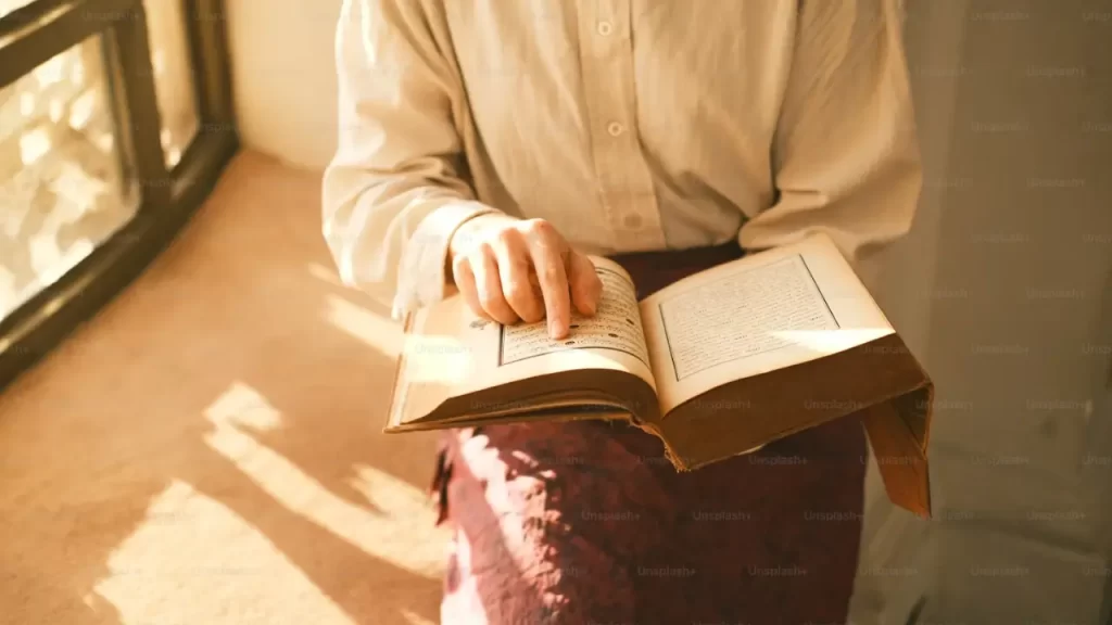 Mulher que encontra força e motivação e sabedoria na bíblia.