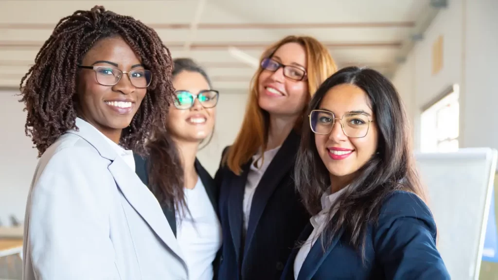 Mulheres líderes felizes e motivadas